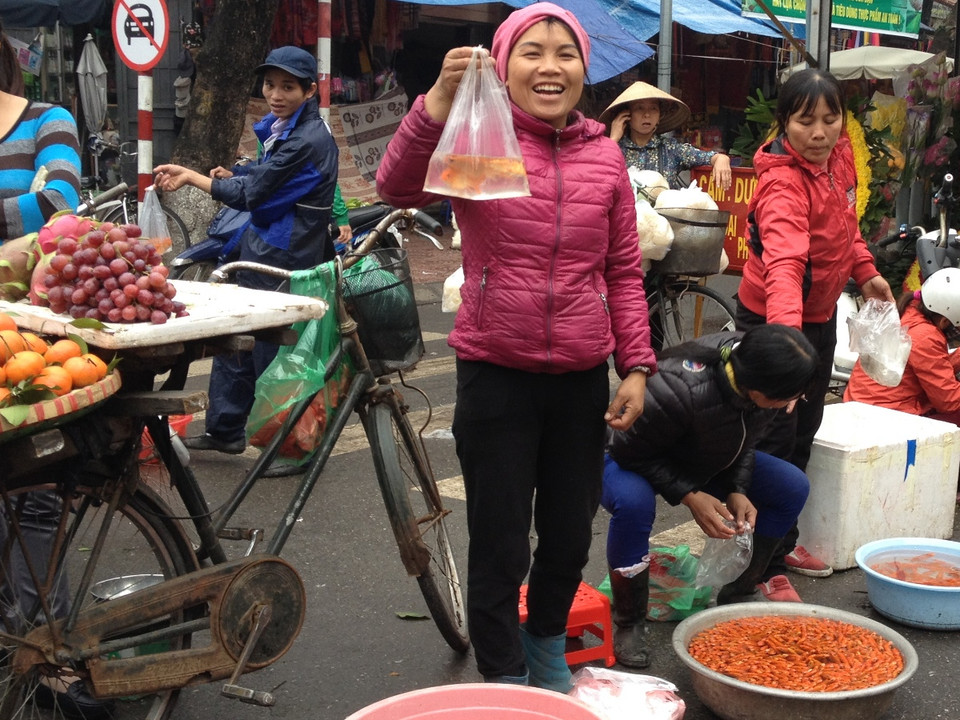 Cá vàng thả trong ngày cúng ông Công, ông táo được bán với giá 50.000 đồng/'ba ông'. (Ảnh: Linh Chi/Vietnam+)