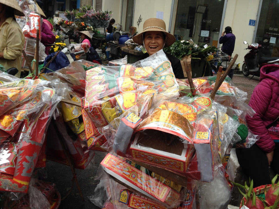 Bộ vàng mã cúng 'ông Công, ông Táo' kích cỡ nhỏ có giá từ 30.000 đồng - 35.000 đồng. (Ảnh: Linh Chi/Vietnam+)