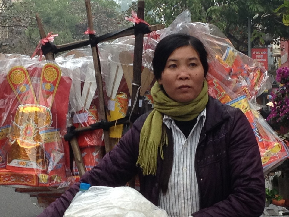Những người bán vàng mã rong ruổi trên các nẻo đường. (Ảnh: Linh Chi/Vietnam+)