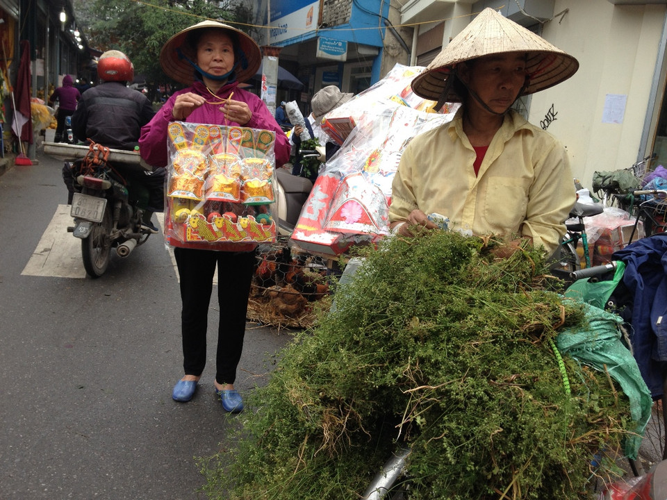 Cô Vũ Thị Lãng, Lệ Chi, Gia Lâm cho biết, tắm nước mùi già là một trong những phong tục truyền thống được nhiều gia đình Hà Nội lưu giữ trong dịp đón Xuân mới. (Ảnh: Linh Chi/Vietnam+)