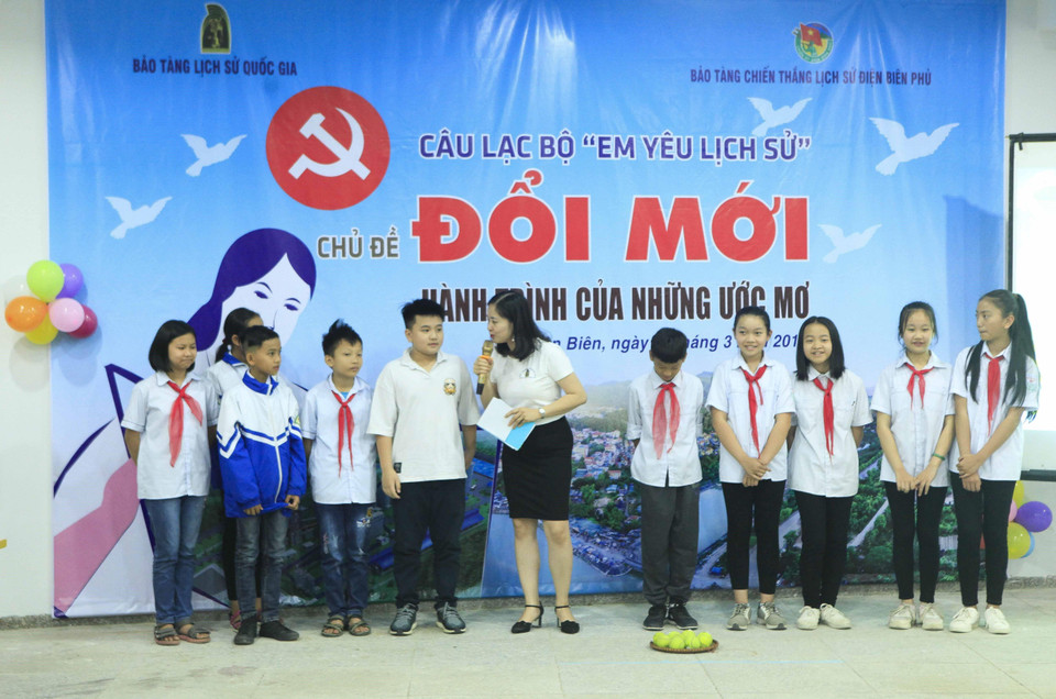 Học sinh tham gia trò chơi trả lời câu hỏi về lịch sử. (Ảnh: Xuân Tư/TTXVN)