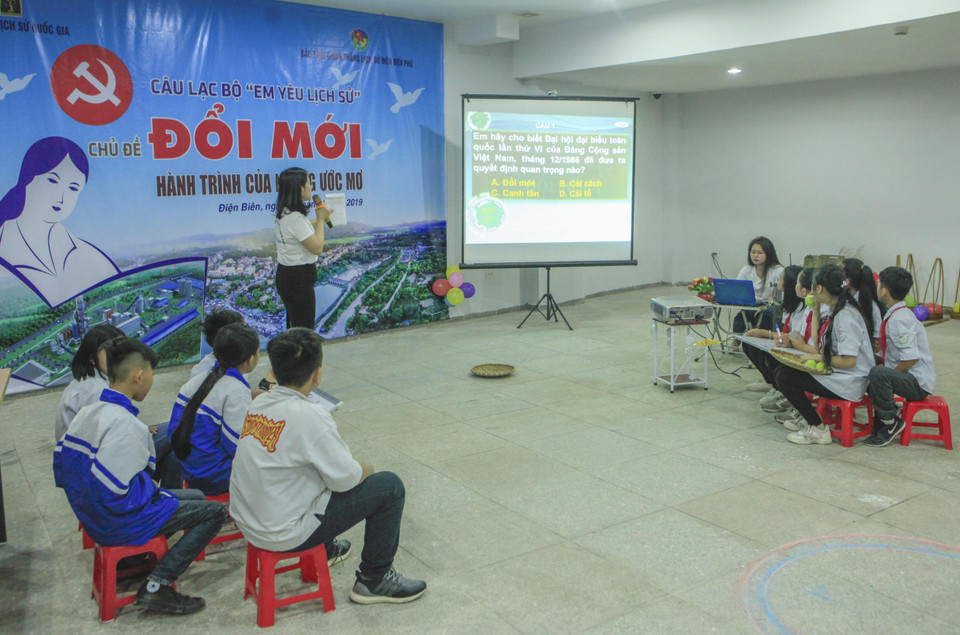 Học sinh tham gia trò chơi trả lời câu hỏi về lịch sử. (Ảnh: Xuân Tư/TTXVN)