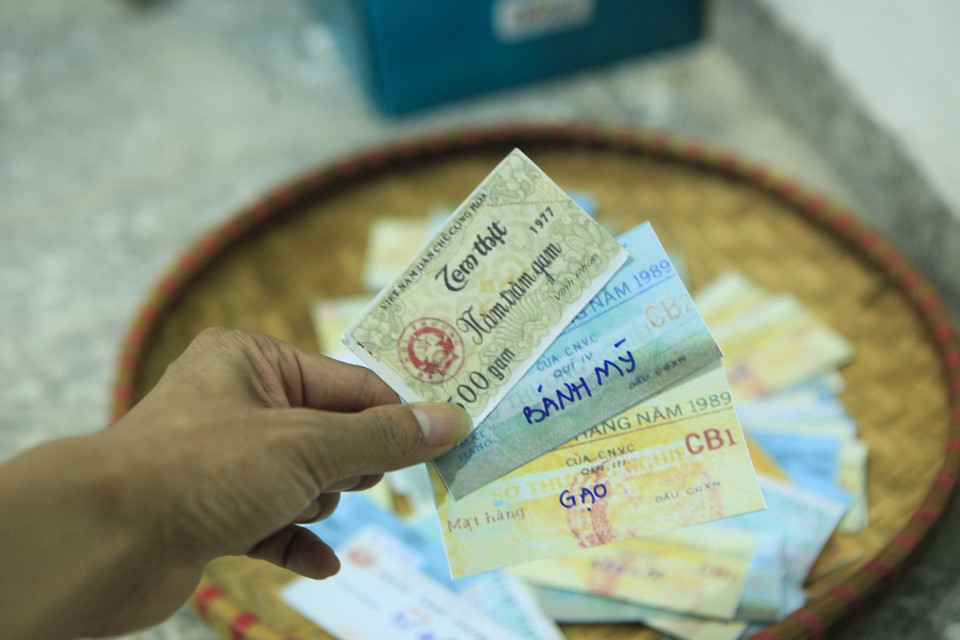 Những tờ tem phiếu dành cho người trả lời đúng câu hỏi. (Ảnh: Xuân Tư/TTXVN)