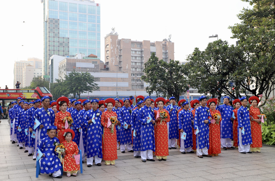  82 cặp đôi là cán bộ, công nhân viên, giáo viên, bộ đội xuất ngũ, thanh niên công nhân, người lao động có hoàn cảnh khó khăn đang làm việc tại các khu chế xuất-khu công nghiệp, các cơ quan, đơn vị, nghiệp đoàn trên địa bàn Thành phố và vùng lân cận. (Ảnh: Hồng Giang/TTXVN)