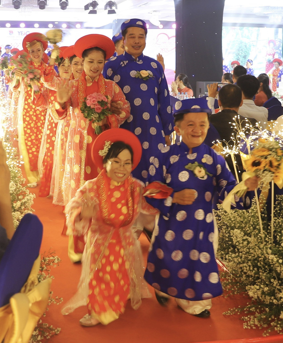 Các cặp đôi bước trên lễ đường. (Ảnh: Hồng Giang/TTXVN)