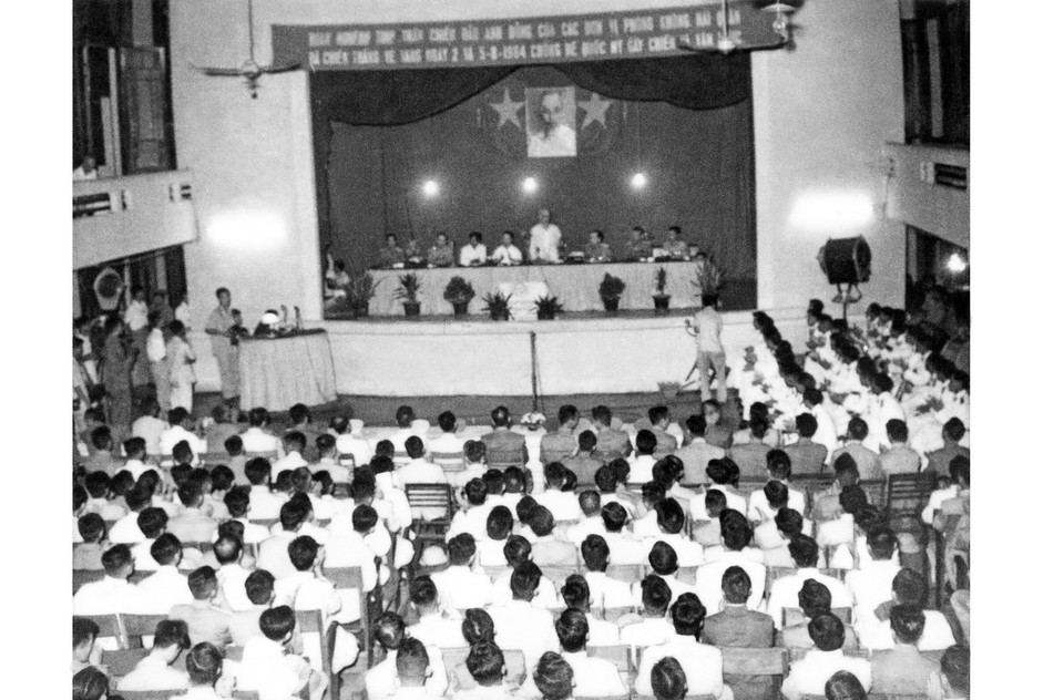 Lễ tuyên dương công trạng các đơn vị làm nên chiến thắng trận đầu ngày 2 và 5/8/1964, do Bộ Tổng Tham mưu QĐND Việt Nam tổ chức. (Ảnh: Tư liệu Quân chủng Hải quân cung cấp/TTXVN phát)