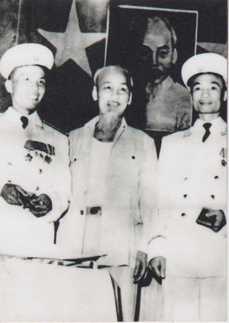 Bác Hồ với đồng chí Nguyễn Bá Phát và đồng chí Phùng Thế Tài trong Lễ tuyên dương công trạng các đơn vị làm nên chiến thắng trận đầu ngày 2 và 5/8/1964. (Ảnh: Tư liệu Quân chủng Hải quân cung cấp/TTXVN phát)