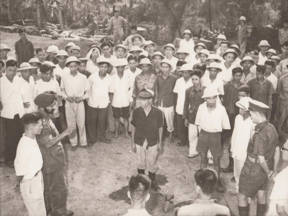 Nhân dân thị xã Vinh tố cáo với Ủy ban Quốc tế về những hành động khiêu khích của Mỹ ngày 5/8/1964. (Ảnh: Tư liệu Quân chủng Hải quân cung cấp/TTXVN phát)