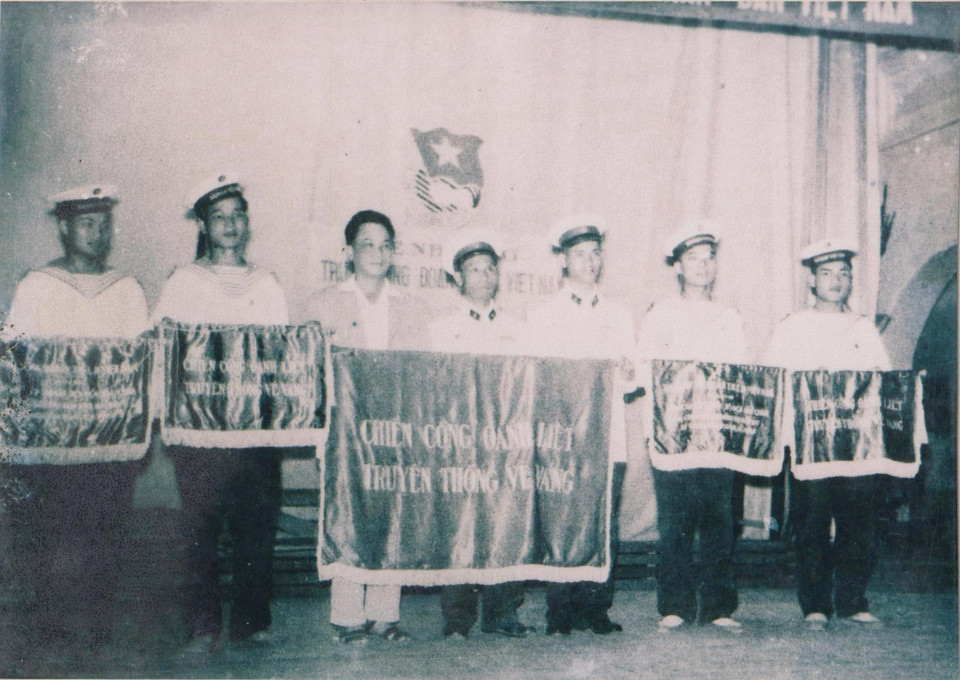 Lễ đón nhận cờ “Chiến công oanh liệt - Truyền thống vẻ vang” của bộ đội Hải quân sau chiến thắng ngày 5/8/1964. (Ảnh: Tư liệu Quân chủng Hải quân cung cấp/TTXVN phát)