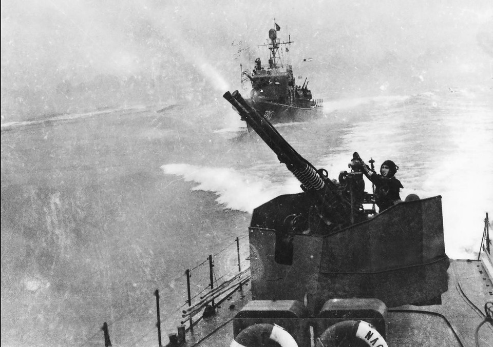 Tàu chiến đấu Hải quân nhân dân Việt Nam đánh trả máy bay Mỹ tại Lạch Trường - Thanh Hóa, ngày 5/8/1964. (Ảnh: Tư liệu Quân chủng Hải quân/TTXVN phát)