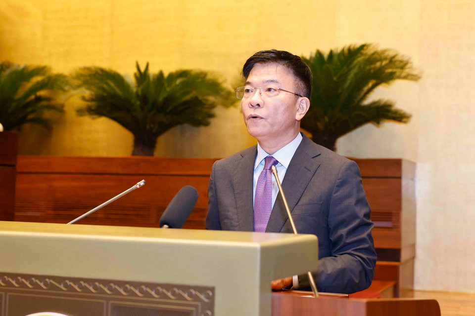 Phó Thủ tướng Chính phủ, Bộ trưởng Bộ Tư pháp Lê Thành Long phát biểu làm rõ thêm một số vấn đề liên quan thuộc trách nhiệm của Chính phủ. (Ảnh: Doãn Tấn/TTXVN)