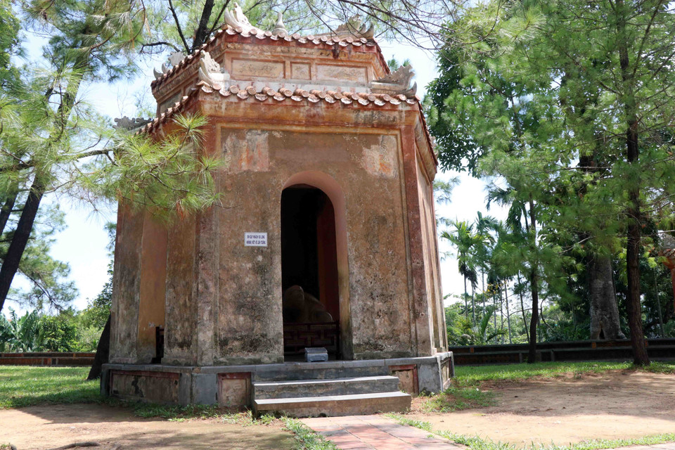 Lầu lục giác nơi đặt bia đá khắc bài “Ngự kiến Thiên Mụ tự” được công nhận là Bảo vật Quốc gia năm 2020. (Ảnh: Đỗ Trưởng/TTXVN)