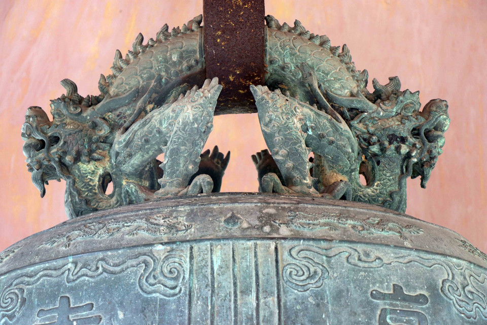 Họa tiết hoa văn trên quả chuông Đại Hồng Chung được công nhận là Bảo vật Quốc gia năm 2013.(Ảnh: Đỗ Trưởng/TTXVN)