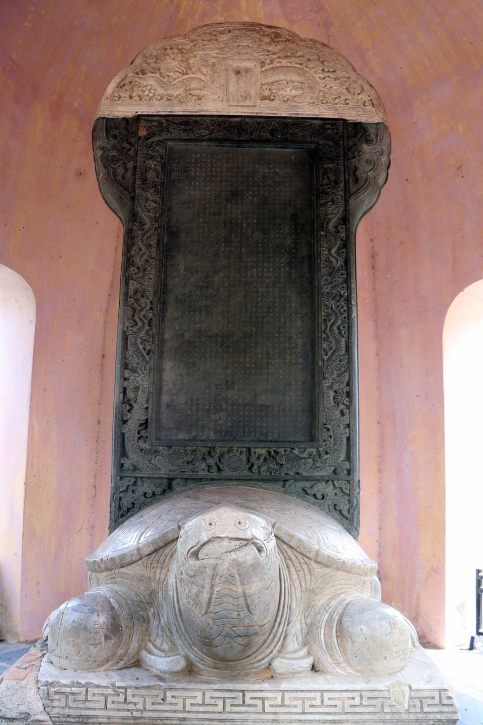 Bia đá khắc bài “Ngự kiến Thiên Mụ tự” được công nhận là Bảo vật Quốc gia năm 2020. (Ảnh: Đỗ Trưởng/TTXVN)