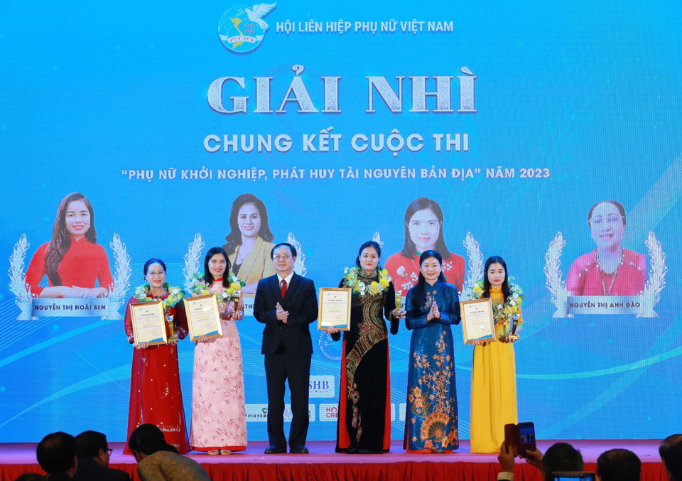 Các tác giả đạt giải Nhì cuộc thi "Phụ nữ khởi nghiệp, phát huy tài nguyên bản địa" năm 2023. (Ảnh: Phương Hoa/TTXVN)