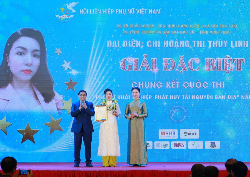 Thủ tướng Phạm Minh Chính trao giải Đặc biệt cho chị Hoàng Thị Thuỳ Linh, Hội LHPN tỉnh Vĩnh Phúc cuộc thi "Phụ nữ khởi nghiệp, phát huy tài nguyên bản địa" năm 2023. (Ảnh: Phương Hoa/TTXVN)