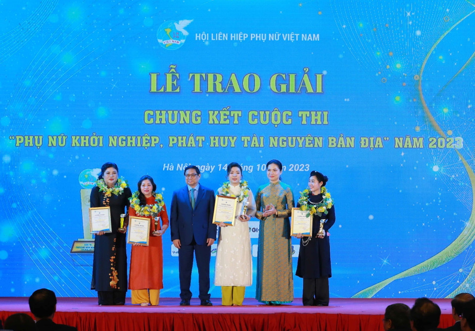 Thủ tướng Phạm Minh Chính và các tác giả đạt giải Đặc biệt, giải Nhất cuộc thi "Phụ nữ khởi nghiệp, phát huy tài nguyên bản địa" năm 2023. (Ảnh: Phương Hoa/TTXVN)