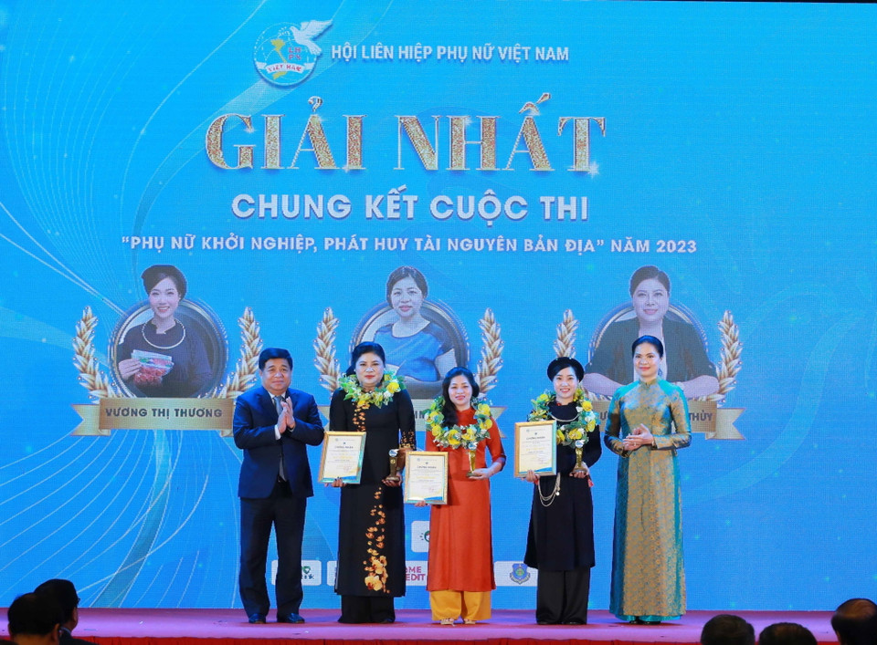 Các tác giả đạt giải Nhất cuộc thi "Phụ nữ khởi nghiệp, phát huy tài nguyên bản địa" năm 2023. (Ảnh: Phương Hoa/TTXVN)