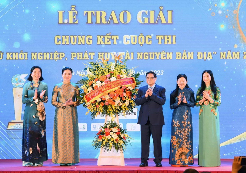 Thủ tướng Phạm Minh Chính tặng hoa chúc mừng Hội Liên hiệp phụ nữ Việt Nam. (Ảnh: Phương Hoa/TTXVN)