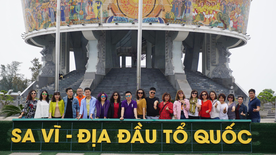 Tại mỗi nơi dừng chân, người Báo Điện tử VietnamPlus lại thấy tự hào hơn về mảnh đất của quê hương, giúp chúng tôi vững tin trên con đường mình đã chọn (Ảnh chụp tại Sa Vĩ-Móng Cái, địa đầu Tổ Quốc/Vietnam+)