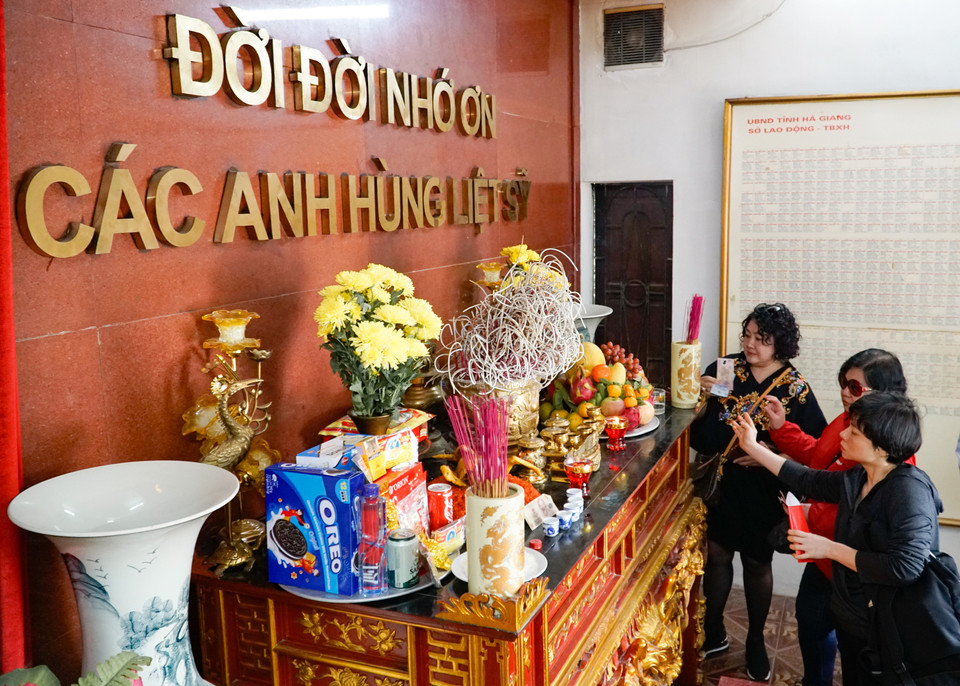 Dâng hương tưởng niệm các anh hùng liệt sỹ đã ngã xuống vì bảo vệ biên cương tại Nghĩa trang Liệt sỹ Quốc gia Vị Xuyên (Hà Giang) năm 2020. (Ảnh:Vietnam+)