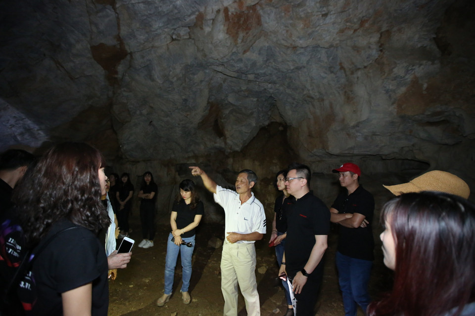 Lãnh đạo, cán bộ nhân viên của Báo Điện tử VietnamPlus nghe kể về công tác tác nghiệp của phóng viên TTXVN tại Đài thu phát tin dự phòng T6 trong những năm kháng chiến.(Ảnh:Vietnam+)