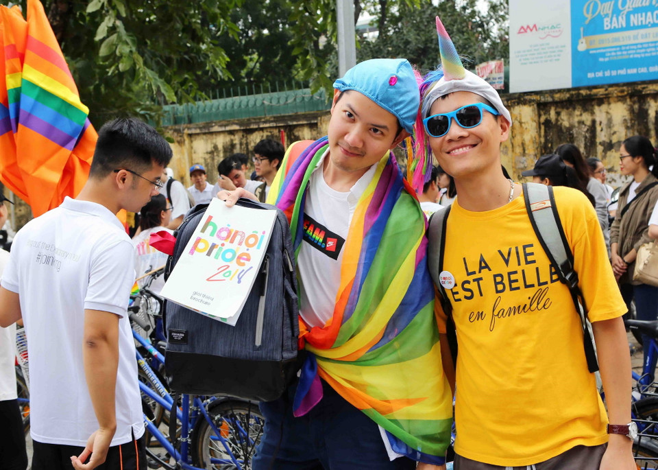 Nhiều người tham gia diễu hành với những trang phục màu sắc. (Ảnh: Thành Đạt/TTXVN)