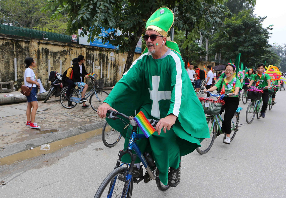 Du khách nước ngoài tham dự đoàn đạp xe diễu hành Hanoi Pride 2018. (Ảnh: Thành Đạt/TTXVN)