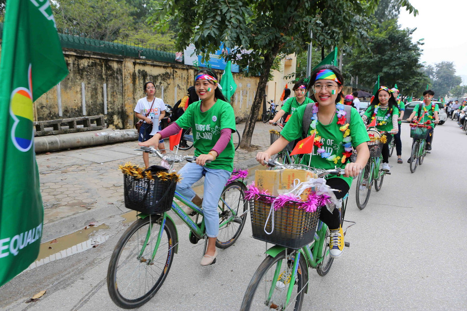 Đoàn đạp xe diễu hành trên các tuyến phố. (Ảnh: Thành Đạt/TTXVN)