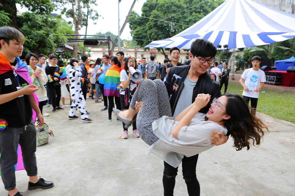 Các trò chơi vui nhộn tại lễ hội. (Ảnh: Thành Đạt/TTXVN)