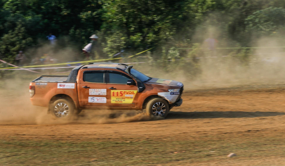 Các đội đua thực hiện nội dung thi tiến và lùi theo hình dích dắc. (Ảnh: Trọng Đạt/TTXVN)