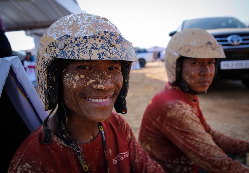 Hình ảnh lấm lem bùn của một tay đua sau khi hoàn thành nội dung thi vượt bùn lầy. (Ảnh: Trọng Đạt/TTXVN)