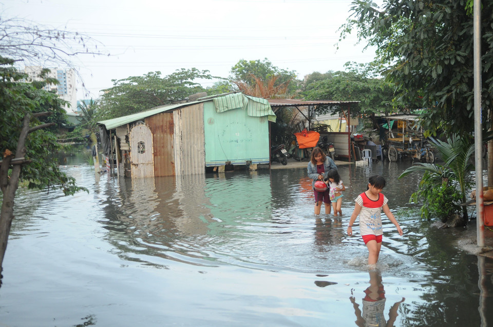 Nước ngập sâu gây ngập nhiều khu vực ở quận Bình Tân. (Ảnh: Mạnh Linh/TTXVN)