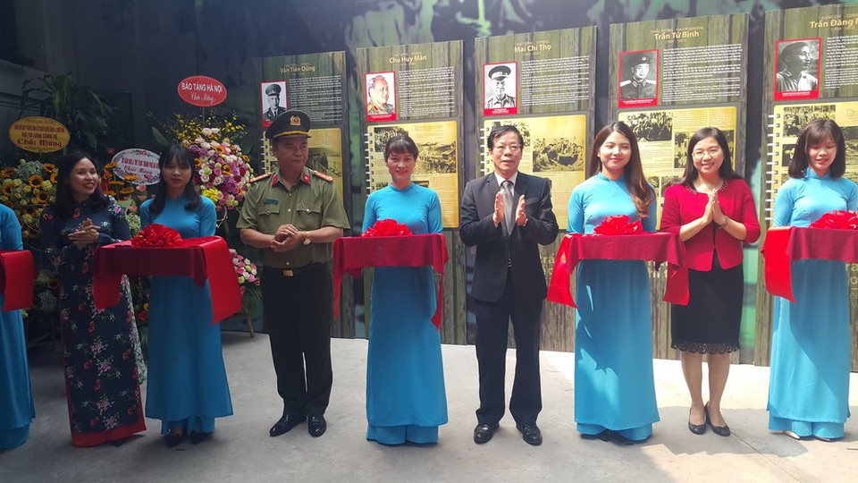 Cắt băng khai mạc trưng bày chuyên đề. (Ảnh: Đinh Thuận/TTXVN)