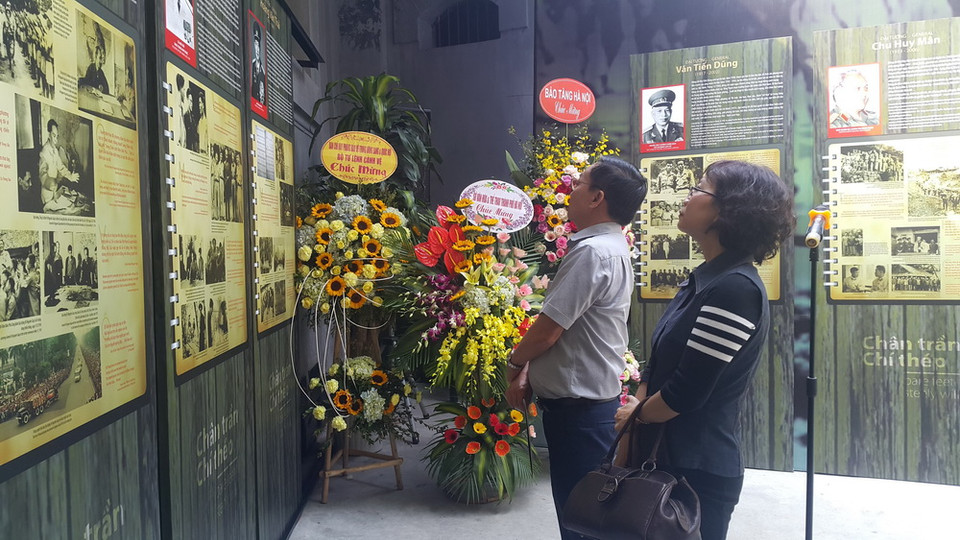 Công chúng thưởng lãm trưng bày chuyên đề. (Ảnh: Đinh Thuận/TTXVN)