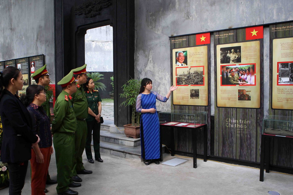 Trưng bày là dịp để người dân thấu hiểu sự gian khổ, khốc liệt của chiến tranh, cùng sống lại những lại những giây phút hào hùng của dân tộc, qua đó góp phần tôi luyện ý chí, hoài bão để cùng nhau góp sức đưa Việt Nam ngày càng phát triển. (Ảnh: Thanh Tùng/TTXVN)