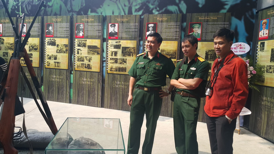  Trưng bày chuyên đề thu hút sự quan tâm của nhiều người. (Ảnh: Thanh Tùng/TTXVN)