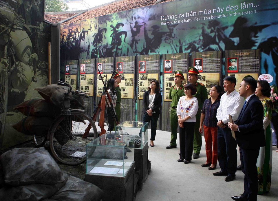 Trưng bày là dịp để người dân thấu hiểu sự gian khổ, khốc liệt của chiến tranh, cùng sống lại những lại những giây phút hào hùng của dân tộc, qua đó góp phần tôi luyện ý chí, hoài bão để cùng nhau góp sức đưa Việt Nam ngày càng phát triển. (Ảnh: Thanh Tùng/TTXVN)
