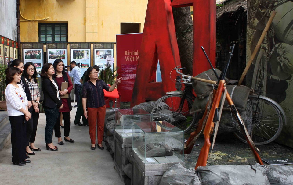 Trưng bày là dịp để người dân thấu hiểu sự gian khổ, khốc liệt của chiến tranh, cùng sống lại những lại những giây phút hào hùng của dân tộc, qua đó góp phần tôi luyện ý chí, hoài bão để cùng nhau góp sức đưa Việt Nam ngày càng phát triển. (Ảnh: Thanh Tùng/TTXVN)