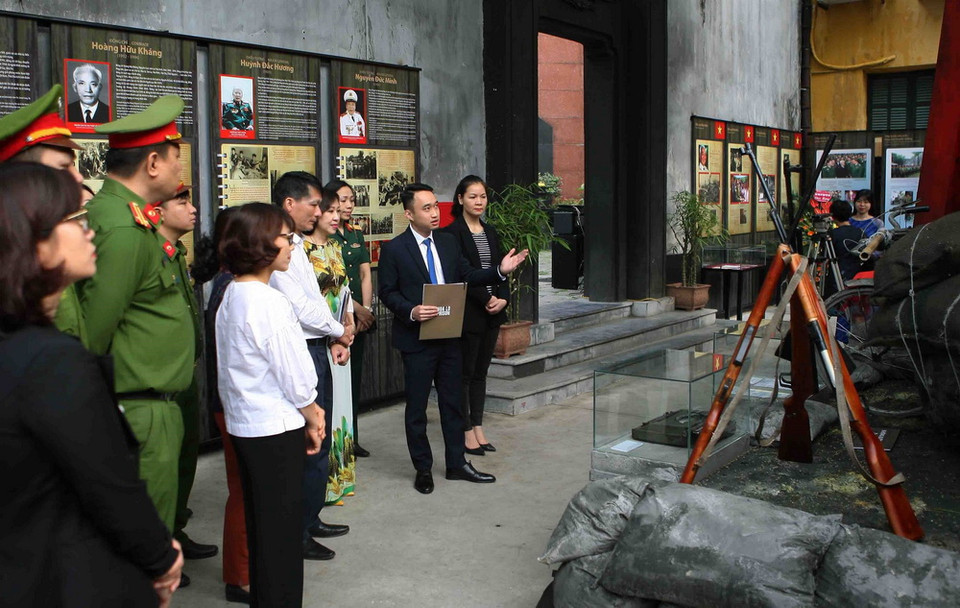 Trưng bày là dịp để người dân thấu hiểu sự gian khổ, khốc liệt của chiến tranh, cùng sống lại những lại những giây phút hào hùng của dân tộc, qua đó góp phần tôi luyện ý chí, hoài bão để cùng nhau góp sức đưa Việt Nam ngày càng phát triển. (Ảnh: Thanh Tùng/TTXVN)