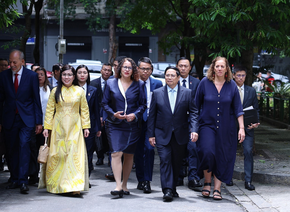 Thủ tướng Phạm Minh Chính đến dự Lễ đặt biển kỷ niệm Chủ tịch Hồ Chí Minh tại thành phố Rio de Janeiro. (Ảnh: Dương Giang/TTXVN)