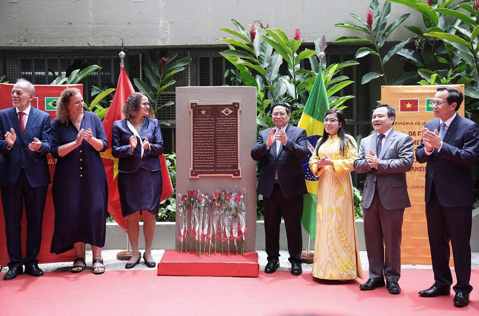 Thủ tướng Phạm Minh Chính và các đại biểu cùng hát ca khúc “Như có Bác Hồ trong ngày vui đại thắng.” (Ảnh: Dương Giang-TTXVN)