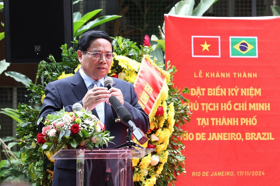 Thủ tướng Phạm Minh Chính phát biểu tại Lễ đặt biển kỷ niệm Chủ tịch Hồ Chí Minh tại thành phố Rio de Janeiro. (Ảnh: Dương Giang/TTXVN)