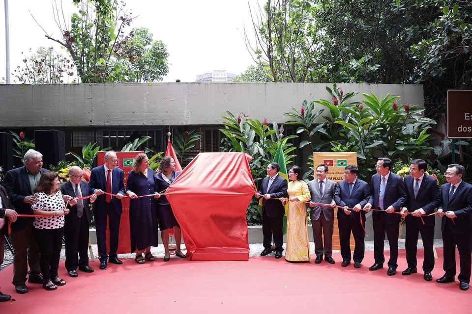 Thủ tướng Phạm Minh Chính và các đại biểu thực hiện nghi thức khánh thành biển kỷ niệm Chủ tịch Hồ Chí Minh tại thành phố Rio de Janeiro. (Ảnh: Dương Giang/TTXVN)