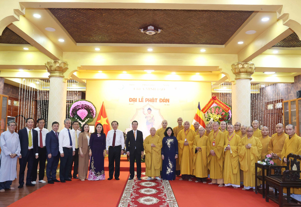 Chủ tịch nước Võ Văn Thưởng thăm, chúc mừng Hòa thượng Thích Thiện Nhơn, Chủ tịch Hội đồng Trị sự Giáo hội Phật giáo Việt Nam tại chùa Minh Đạo. (Ảnh: Thống Nhất/TTXVN)