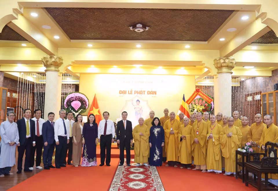 Chủ tịch nước Võ Văn Thưởng thăm, chúc mừng Hòa thượng Thích Thiện Nhơn, Chủ tịch Hội đồng Trị sự Giáo hội Phật giáo Việt Nam tại chùa Minh Đạo. (Ảnh: Thống Nhất/TTXVN)