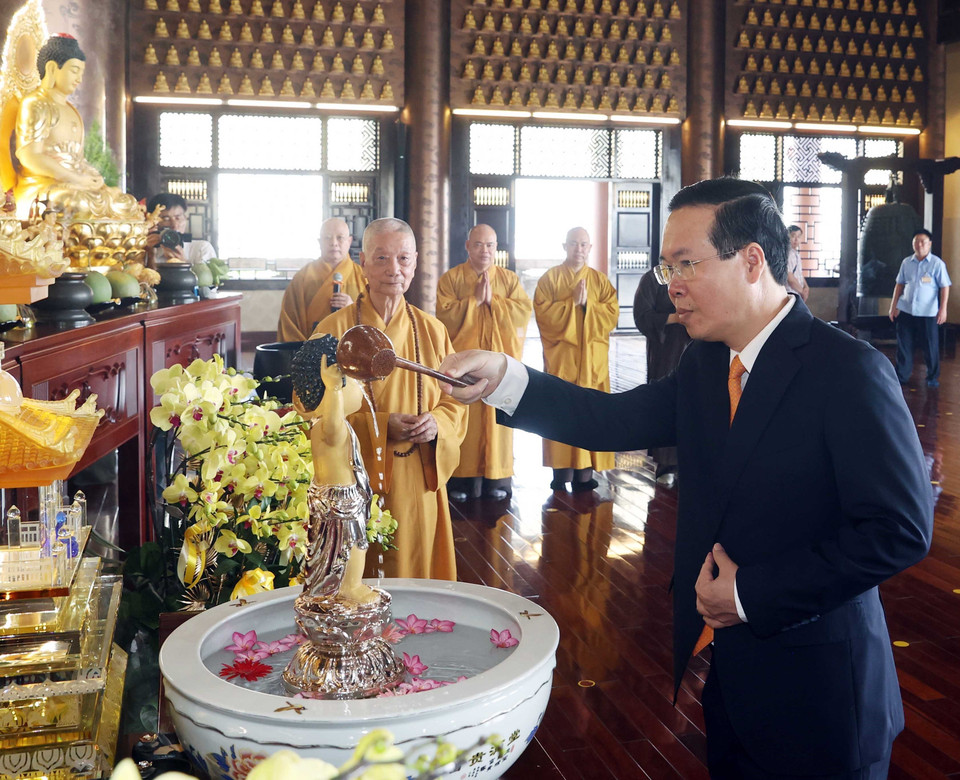 Chủ tịch nước Võ Văn Thưởng thực hiện nghi thức tắm Phật tại chùa Huê Nghiêm. (Ảnh: Thống Nhất/TTXVN)