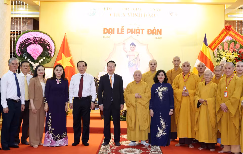 Chủ tịch nước Võ Văn Thưởng thăm, chúc mừng Hòa thượng Thích Thiện Nhơn, Chủ tịch Hội đồng Trị sự Giáo hội Phật giáo Việt Nam tại chùa Minh Đạo. (Ảnh: Thống Nhất/TTXVN)