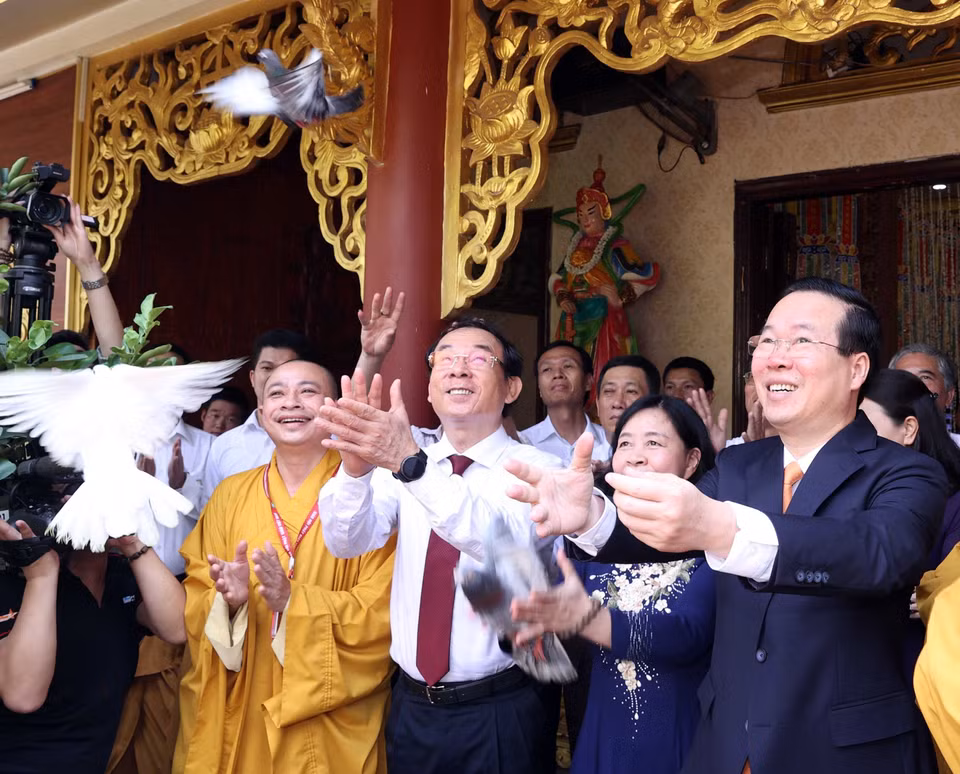 Chủ tịch nước Võ Văn Thưởng cùng các đại biểu thả chim bồ câu cầu cho quốc thái, dân an tại chùa Minh Đạo. (Ảnh: Thống Nhất/TTXVN)