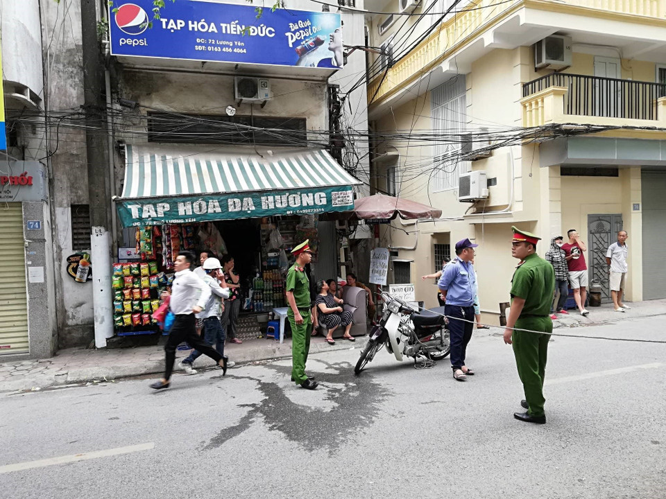 Hiện tượng rung lắc kéo dài hơn chục giây khiến nhiều người dân vội vàng di chuyển ra khỏi chung cư xuống dưới đường. (Ảnh: Thanh Tùng/TTXVN)